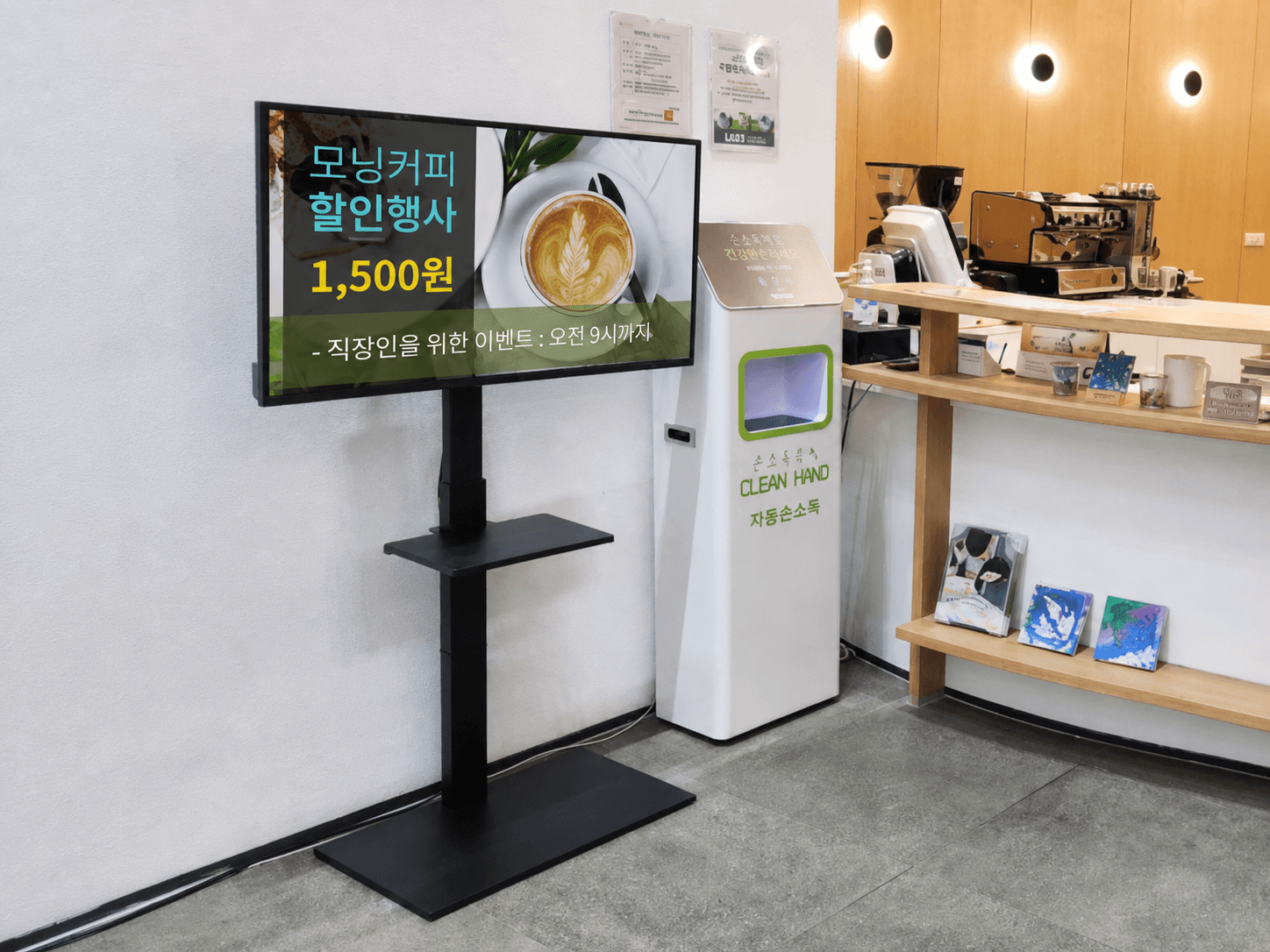 카페 스탠드형 디지털 사이니지 설치 사례 – 스탠드형 설치 매장